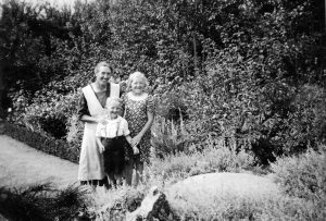 6 Anna, Inger og Jens Ove i haven 1939 fra Svend Eriks album_0006edit